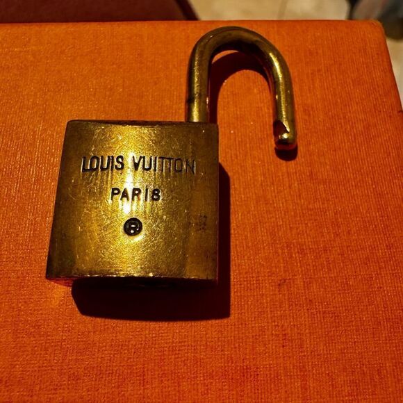 AUTHENTIC VINTAGE LOUIS VUITTON PADLOCK AND KEY - Picture 10 of 11